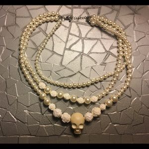 Hot Topic faux pearl skull necklace